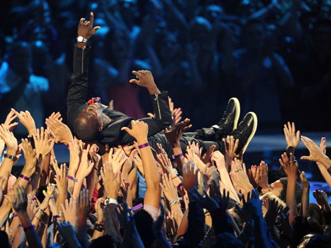 crowd-surfingkevin-hart-stage-dive1.jpg