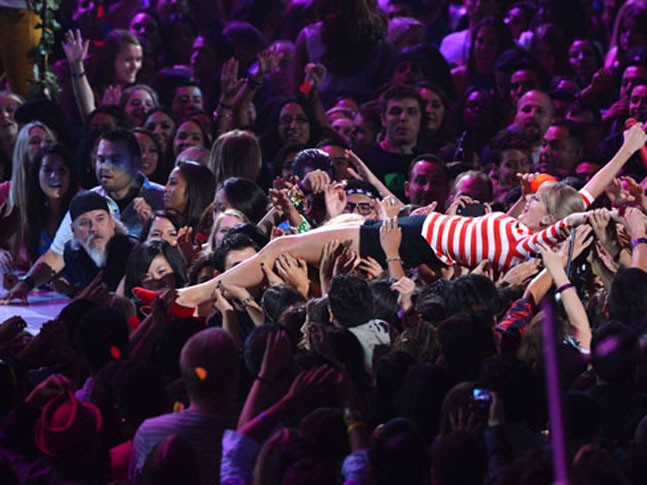 crowd-surfingtaylor-swift-stage-dive.jpg